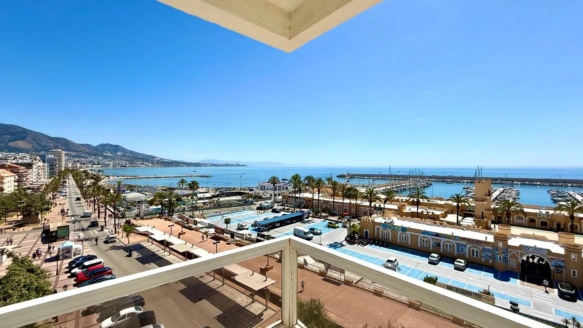 פואנגירולה Pyr Beachfront And Pool Apartment