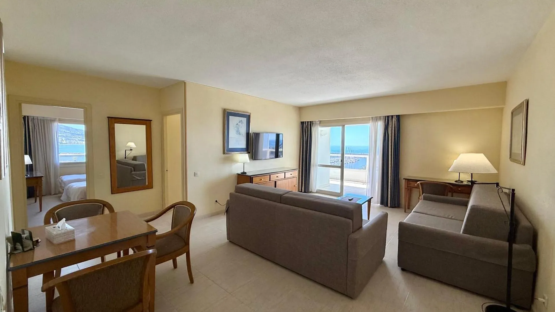 פואנגירולה Pyr Beachfront And Pool Apartment