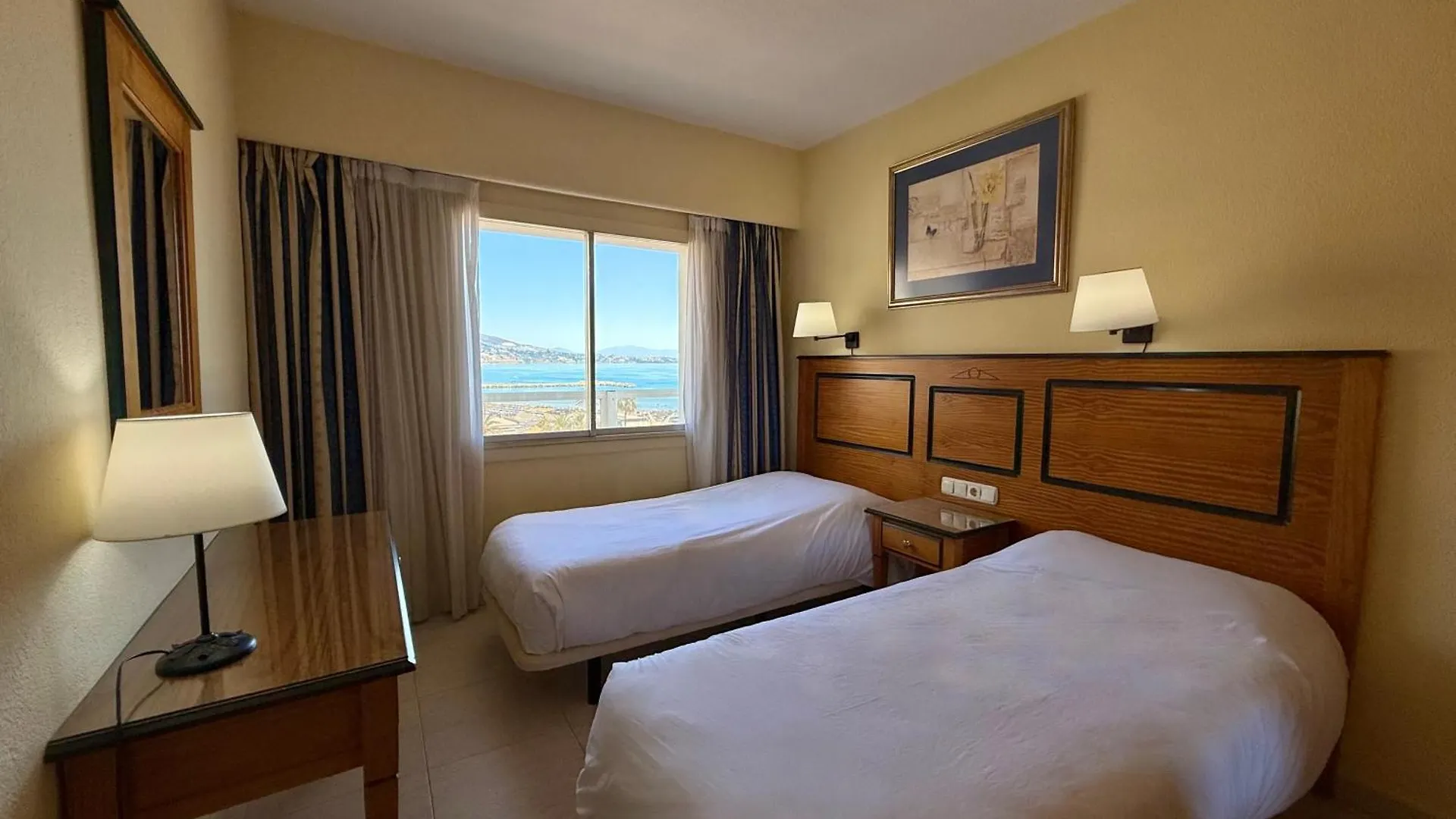 פואנגירולה Pyr Beachfront And Pool Apartment ספרד